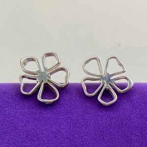 💛 Minimalist Sterling Silver Flower Stud Earrings | Feminine Floral Jewelry